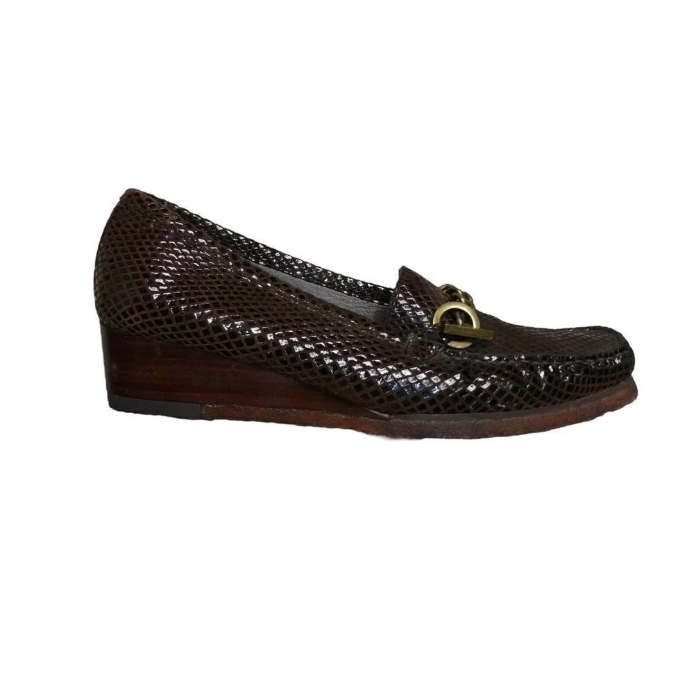 Stuart Weitzman Size 9 N Narrow Brown Serpentine Snake Print Wooden Wedges Chain - Picture 2 of 12